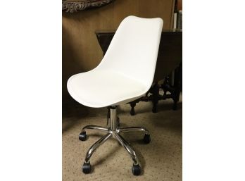 Tainoki White Swivel Chair