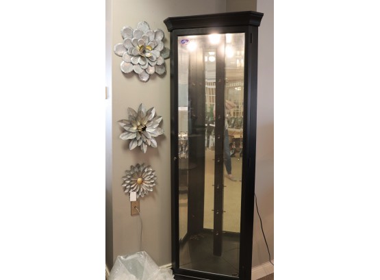 New Howard Miller Corner Curio Cabinet With Glass Shelves & Decorative Metal Wall Flowers