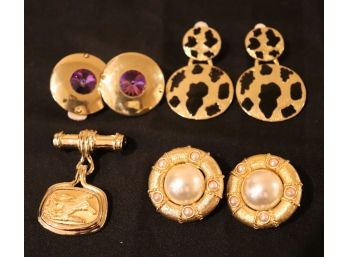 Fashion Jewelry, 2 Pairs Of Clips On Earrings Horse & Carriage Pin, Black & Gold Tone Clip On Earrings