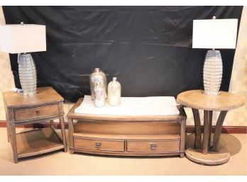Quality Living Room Table Set With Beautiful Lamps & Decorative Bottles