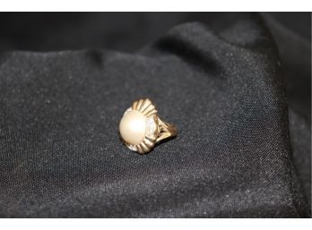 14K YG Diamond Accented Mobe Gold Ring With A Pearl Center.