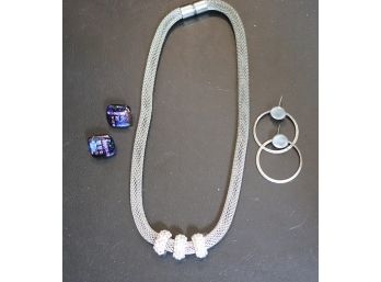 Necklace With 2 Pairs Of Earrings