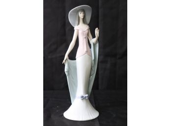 Lladro 6213 'Lady Of Nice' Retired Porcelain Figurine