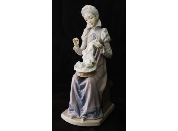 Lladro Figurine Of A Woman Sewing A Trousseau 5126 G - 20 JR