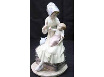 Lladro 'Feeding Her Daughter' Porcelain Figurine 5140 B-11MY F1