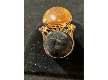 14K YG NATURAL AMBER RING WITH 4 SIDE ACCENT RUBIES