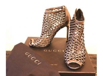 Gucci Womens Shoes Size 7 1/2 With A 4 1/2-Inch Heel In A GoldSilver Tone Clean & In Very Good Condition