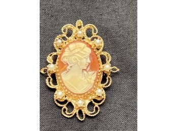14 KT Gold Cameo Pendant/Pin With Pearl Inserts