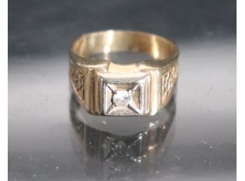14K YG Men's Ring With Lively Diamond Center Stone, Size 9