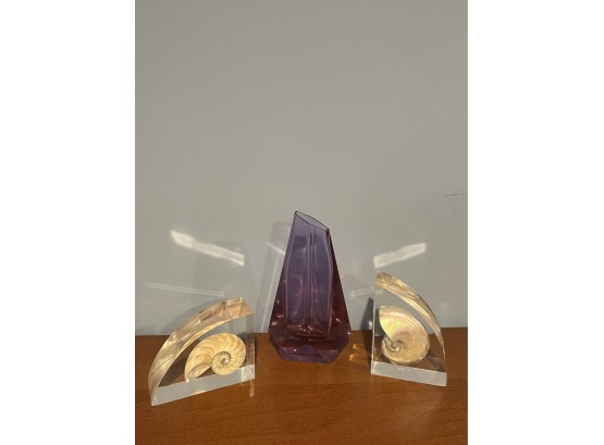 Nice CollectioNice Collection Of Amethyst Geometric Vase And Pair Of Lucite Shell Bookends