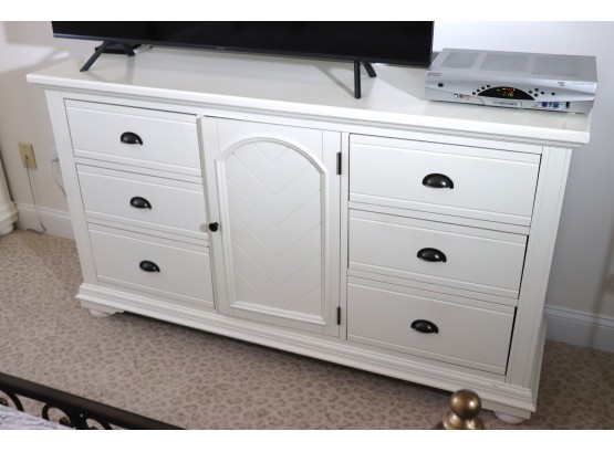 6 Drawer Dresser With Center Cabinet In Good Condition