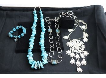 Lot Of Assorted Women's Jewelry : Necklaces And Bracelet