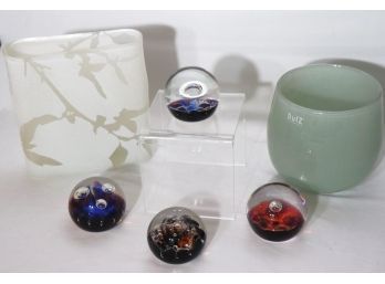 Group Of 4 Limited Ed. Peter Holmes Art Glass Paperweights, & 2 Art Glass Vases