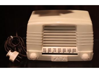 Creamy White Bake-a-Lite FADA AM Tube Radio