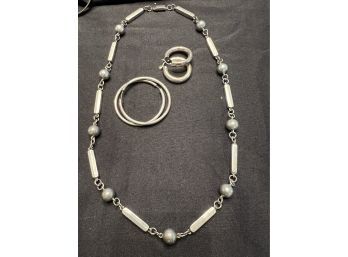 BEAUTIFUL STERLING LINK AND BEADED NECKLACE PLUS 2 PAIR STERLING EARRINGS