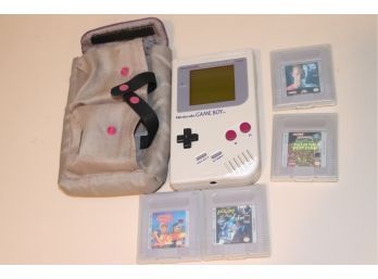 Vintage Nintendo Game Boy & 4 Games In Soft Case