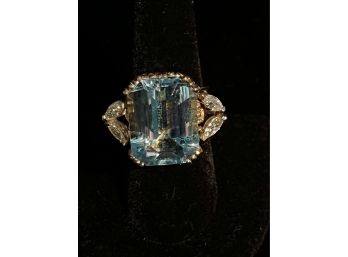 14K YG EQUISITE EMERALD CUT LARGE AQUAMARINE RING WITH 2 PAIRS OF PRETTY MARQUISE DIAMONDS ON SIDES - SIZE 8