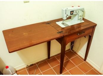 Vintage Singer Sewing Machine & Table - Serial No Je703095. Powers Up May Need Some Tuning