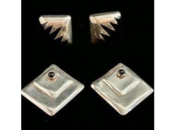 2 PAIR OF STERLING SILVER EARRINGS - HAND HAMMERED  WITH ONYX ACCENT (SIGNED) AND ONYX AND STERLING ZIGZAG