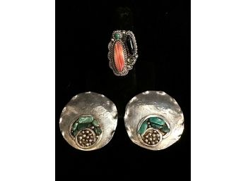 PAIR OF HAND HAMMERED STERLING SILVER AND TURQUOISE EARRINGS PLUS STERLING SILVER RING WITH MIXED STONES - SIZ