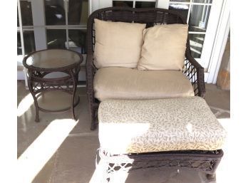 Janus Et Cie Some Outdoor Faux Wicker Bench With Foot Rest & Side Table, Good Condition Well-Kept Inside