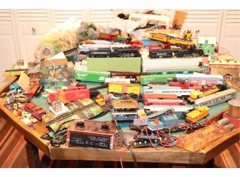 Large Lot Of HO Tyco Model Trains With Buildings And Accessories