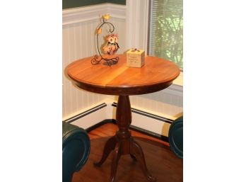 28' Round Side Table With Decorative Owl Tea Light