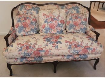 QUALITY FLORAL WOOD FRAME SETTEE BY HENREDON  MATCHING SETTEE IN LOT 30
