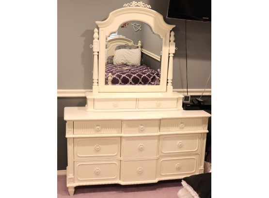Beautiful Thomasville Dresser With Mirror In Good Condition