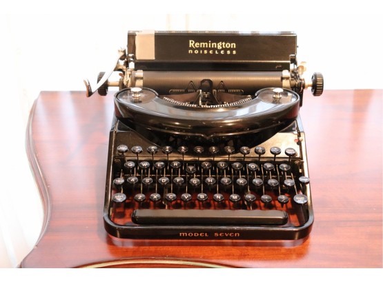 Vintage Remington Noiseless Model Seven Manual Typewriter