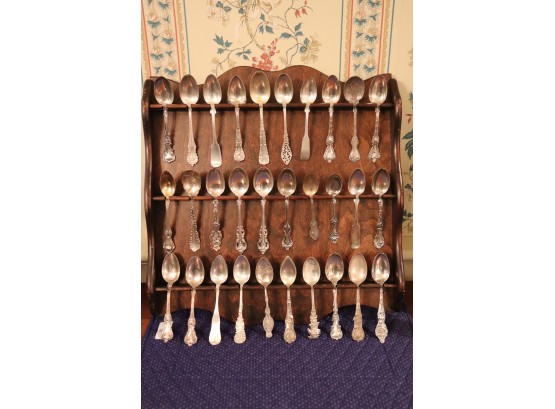 DECORATIVE COLLECTIBLE STERLING SPOON LOT INCLUDING 28 STERLING SILVER SPOONS & DISPLAY SHELF