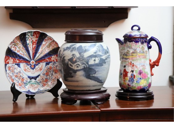 DECORATIVE VINTAGE ASIAN ITEMS INCLUDES FLORAL CHOCOLATE POT, BLUE AND WHITE GINGER JAR & PLATE