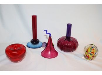 DECORATIVE ART GLASS ITEMS INCLUDES SMALL VASES AND PAPER WEIGHTS
