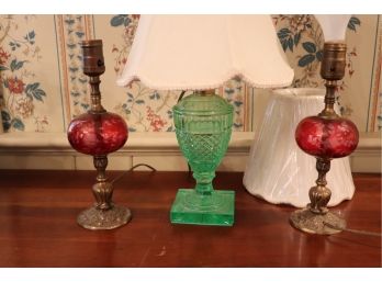 STUNNING VINTAGE GREEN URANIUM GLASS LAMP WITH PAIR OF CAST METAL CRANBERRY ETCHED TABLE LAMPS