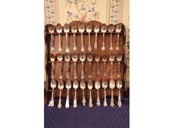 DECORATIVE COLLECTIBLE STERLING SPOON LOT INCLUDING 28 STERLING SILVER SPOONS & DISPLAY SHELF