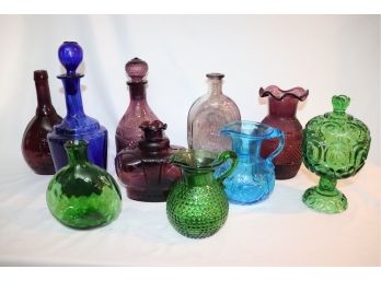 LOT OF ASSORTED COLORED DECORATIVE ART GLASS INCLUDES PITCHERS, VASES AND BOTTLES