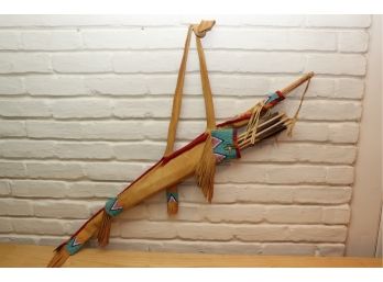 NATIVE AMERICAN SOUVENIR STYLE BOW AND ARROW SET WITH TURQUOIS COLORED BEADED DETAIL