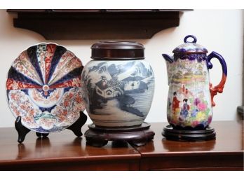 DECORATIVE VINTAGE ASIAN ITEMS INCLUDES FLORAL CHOCOLATE POT, BLUE AND WHITE GINGER JAR & PLATE