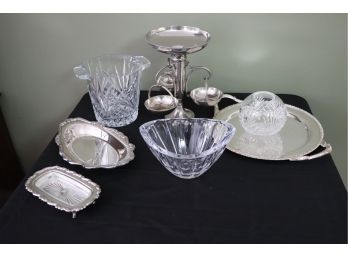 MIXED LOT INCLUDES SILVERPLATE TRAYS, INTERNATIONAL SILVER SERVING PIECE & WEDGEWOOD VASE