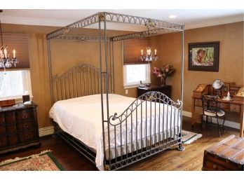 QUALITY QUEEN SIZED METAL AND BRASS 4 POST CANOPY BED FRAME MEASURES 62 W X 84 D X 84 TALL (FRAME ONLY)