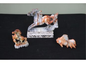 COLLECTION OF HAND CARVED SOAPSTONE PIECES INCLUDES CARVED HORSES AND FISH 4IN & 8IN TALL