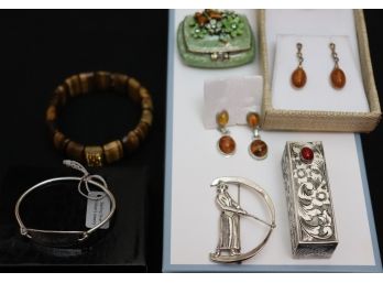 WOMENS JEWELRY INCLUDES ANTIQUE ENGRAVED STERLING LIPSTICK HOLDER, AMBER EARRINGS & 925 GOLF PIN