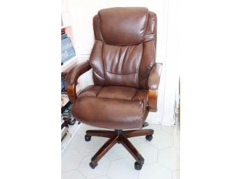 LAZYBOY SWIVEL OFFICE CHAIR QUALITY COMFORTABLE CHAIR IN EXCELLENT CONDITION!