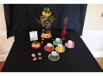 COLLECTION OF OLD FOLEY STAFFORDSHIRE CUPS & SAUCERS AND WILLIAMS SONOMA ART GLASS PUMPKIN