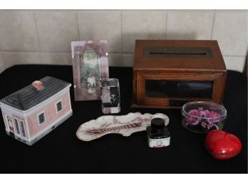DECORATIVE LOT INCLUDES MURANO GLASS PEN, VINTAGE LETTER BOX, ETCHED PAPERWEIGHT & TRINKET BOX