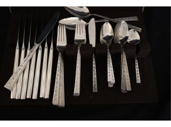 ROGERS BROS SILVERPLATE SILVER LACE COLLECTION FLATWARE SERVICE FOR 8 WITH SOME EXTRAS, HOLDER IS NOT INCLUDED