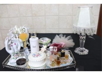 LOT INCLUDES VANITY TRAY WITH ACCESSORIES, SMALL CERAMIC CARRIAGE WITH SWANS & LAMP