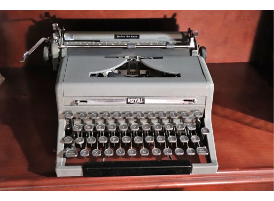 Vintage Royal Quiet De Luxe Typewriter - Made In America