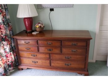 Quality Vintage Traditional Thomasville 10 Drawer Dresser With Decorative Accents