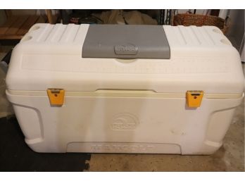 Large Igloo Max Cold Cooler With Drink Holders & Fish Ruler On Top Great For Summer!